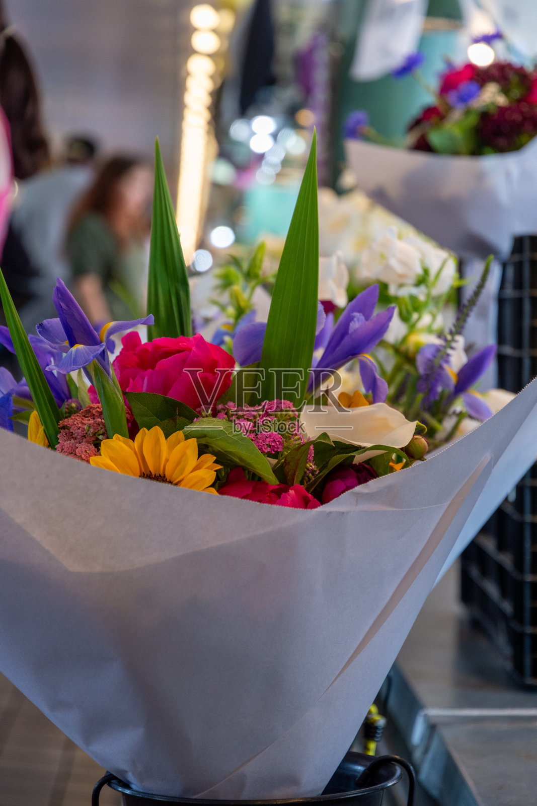 准备购买的彩色花束。照片摄影图片