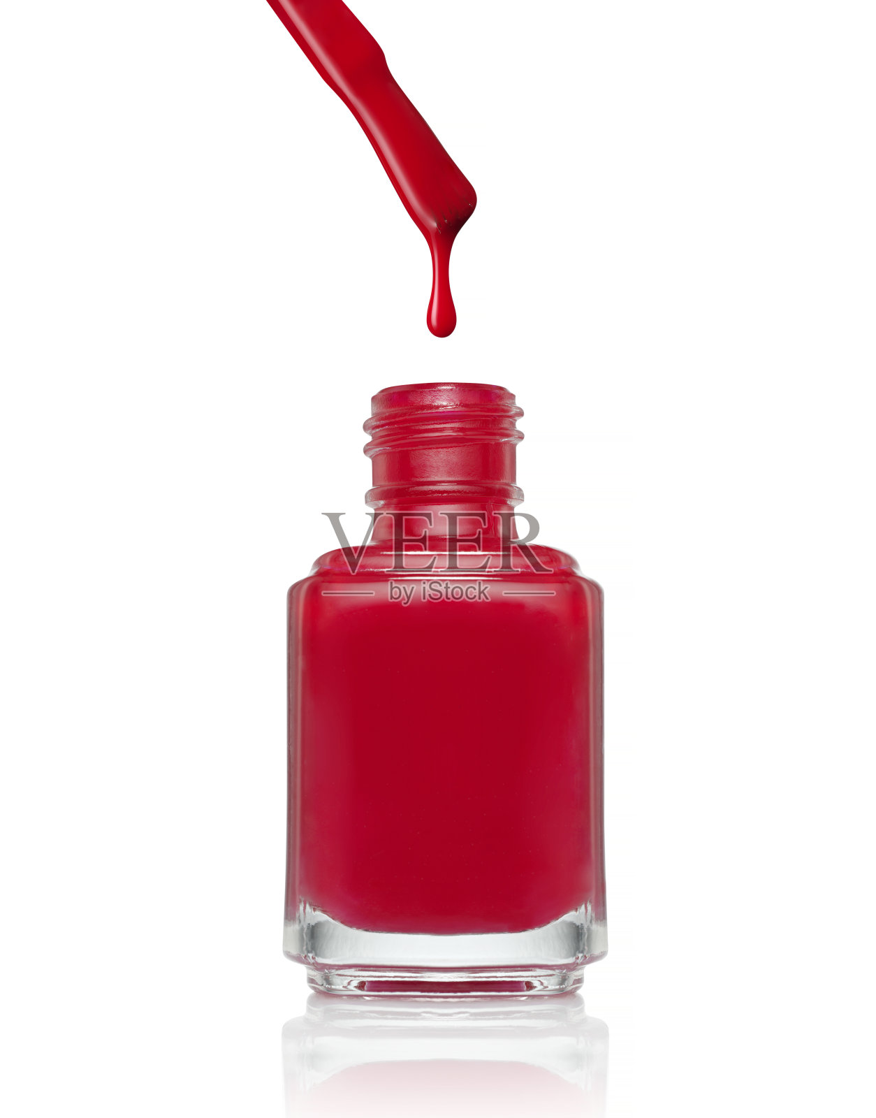 红色指甲油滴从刷子和瓶子孤立在白色背景。彩妆产品质感照片摄影图片