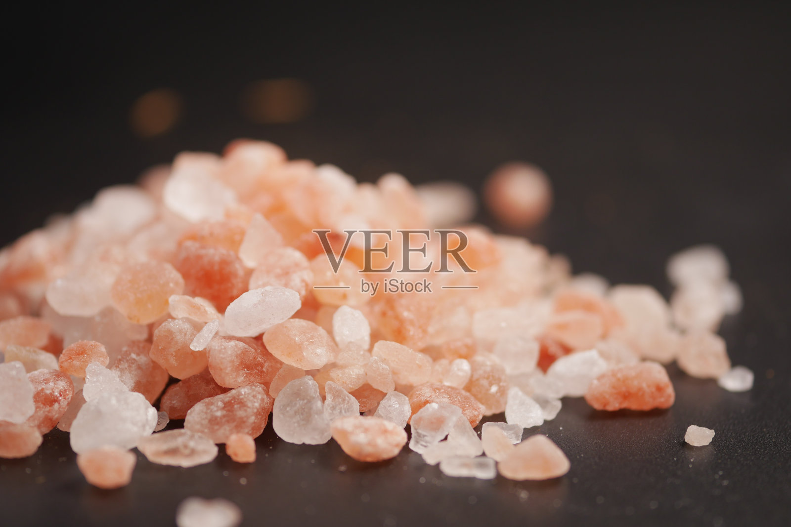 生的干燥的粉红色喜马拉雅盐照片摄影图片