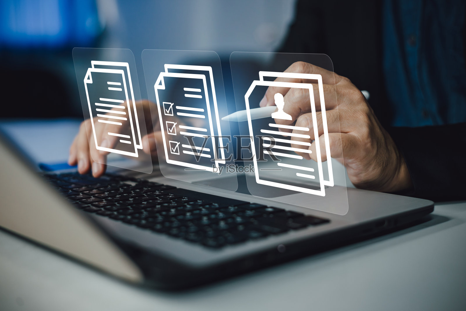 使用电子签名的电子文档管理。电子签名和无纸化智能办公技术的工作流程概念。照片摄影图片