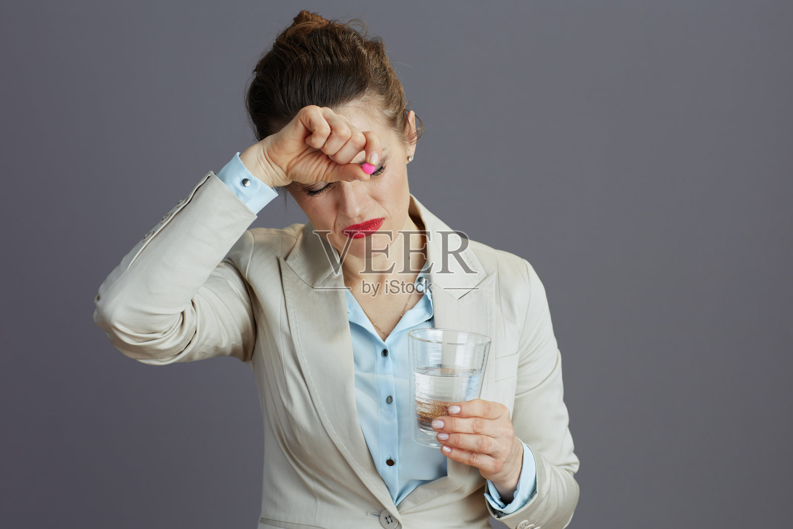 疲惫优雅的40岁女工，穿着轻便的西装照片摄影图片