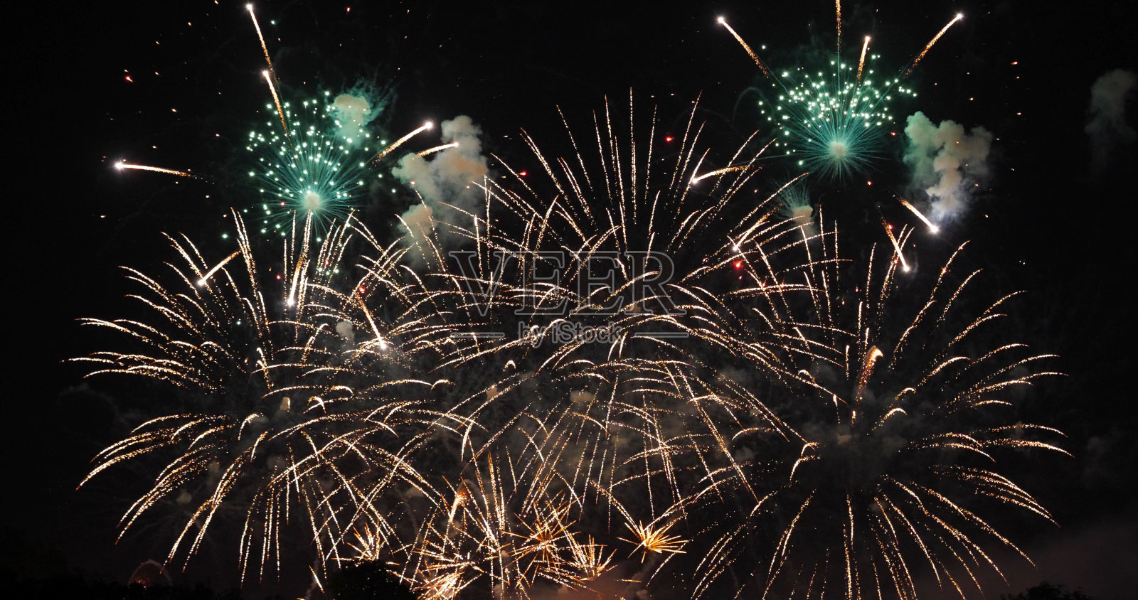 绿色烟花庆祝2024年7月4日新年佳节。绿色的烟花在夜晚庆祝国庆节。新年倒数2024年节日晚会时间活动照片摄影图片