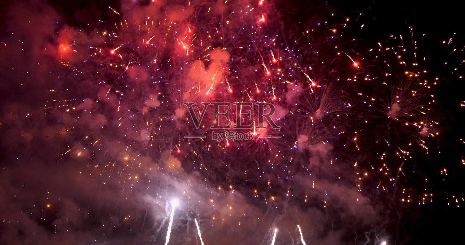 紫色烟花庆祝2024年7月4日的周年庆新年佳节。紫色的烟花在晚上庆祝国庆节。紫罗兰烟花2024年新年庆典倒计时照片摄影图片