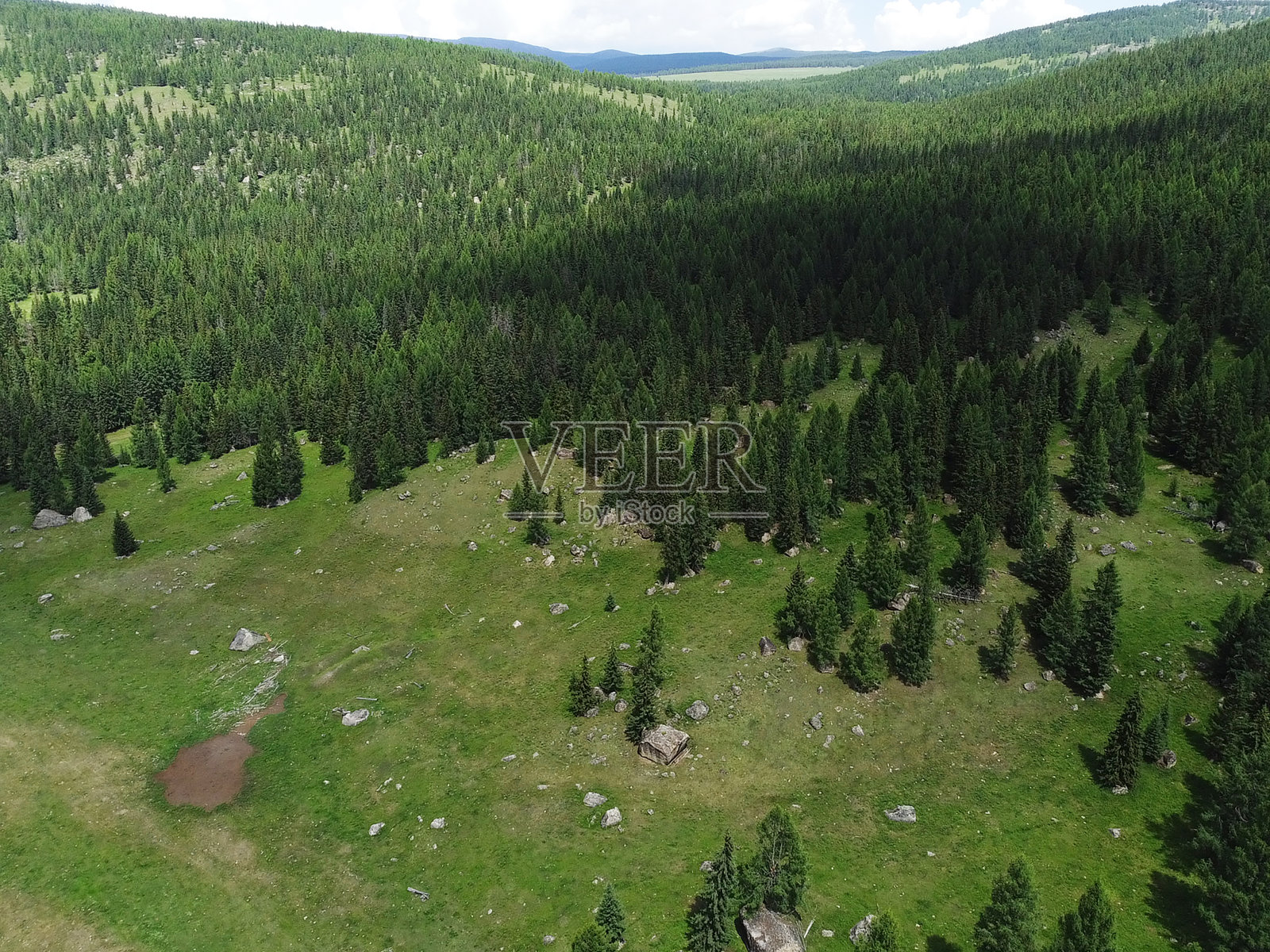 鸟瞰绿色的山地景观和高山草甸照片摄影图片