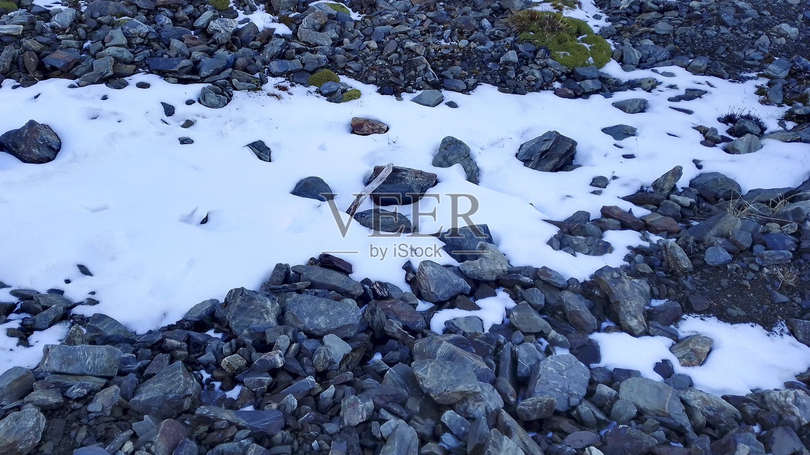 地面与雪和岩石，武尔冰川，乌斯怀亚，阿根廷照片摄影图片