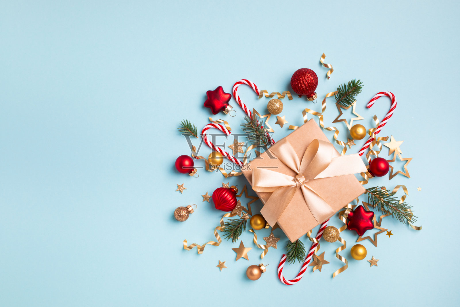 礼物或礼品盒与圣诞金色装饰在蓝色背景顶视图。照片摄影图片