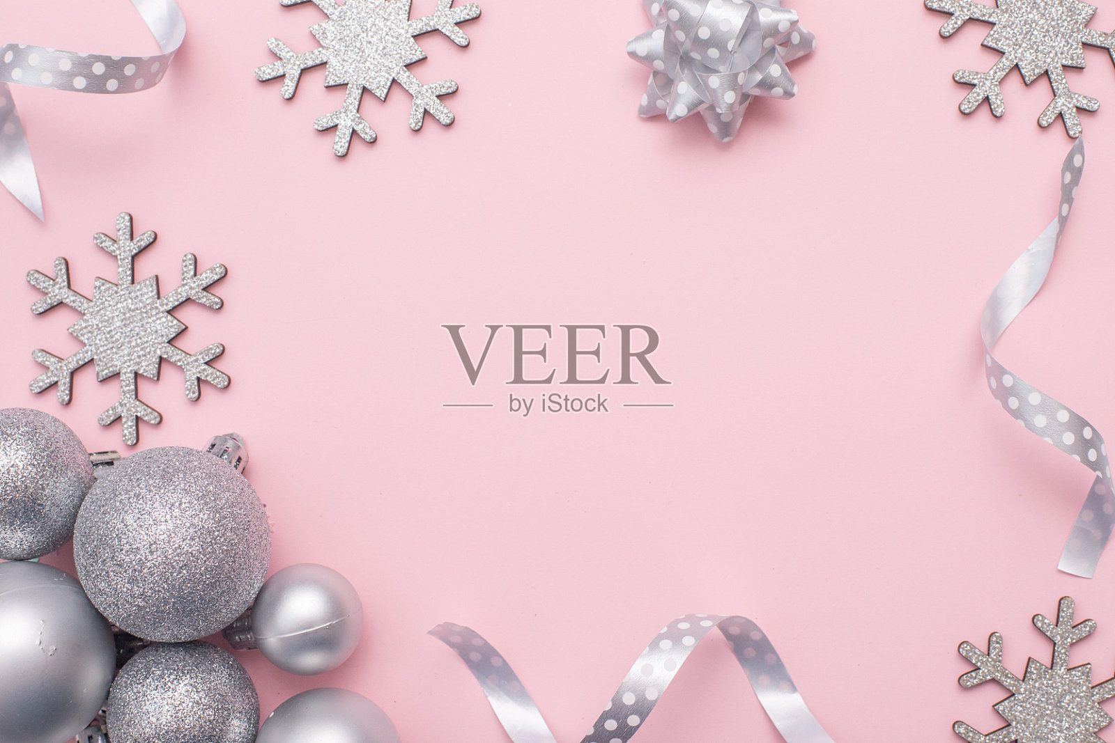 圣诞构图平铺圣诞银树玩具，银白色雪花在粉红色的背景下。照片摄影图片