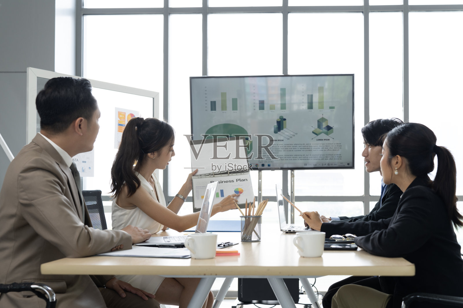 亚洲商务人士在会议室讨论项目照片摄影图片