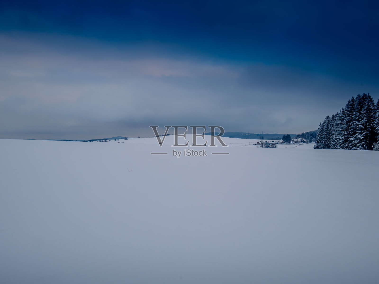 冬季景区多雪多云景观照片摄影图片