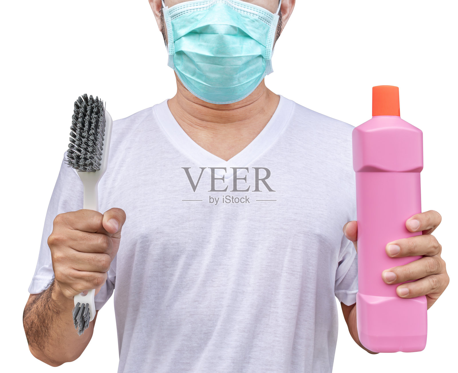 男子手持地刷刷和马桶清洁剂瓶隔离在白色背景与剪辑路径照片摄影图片