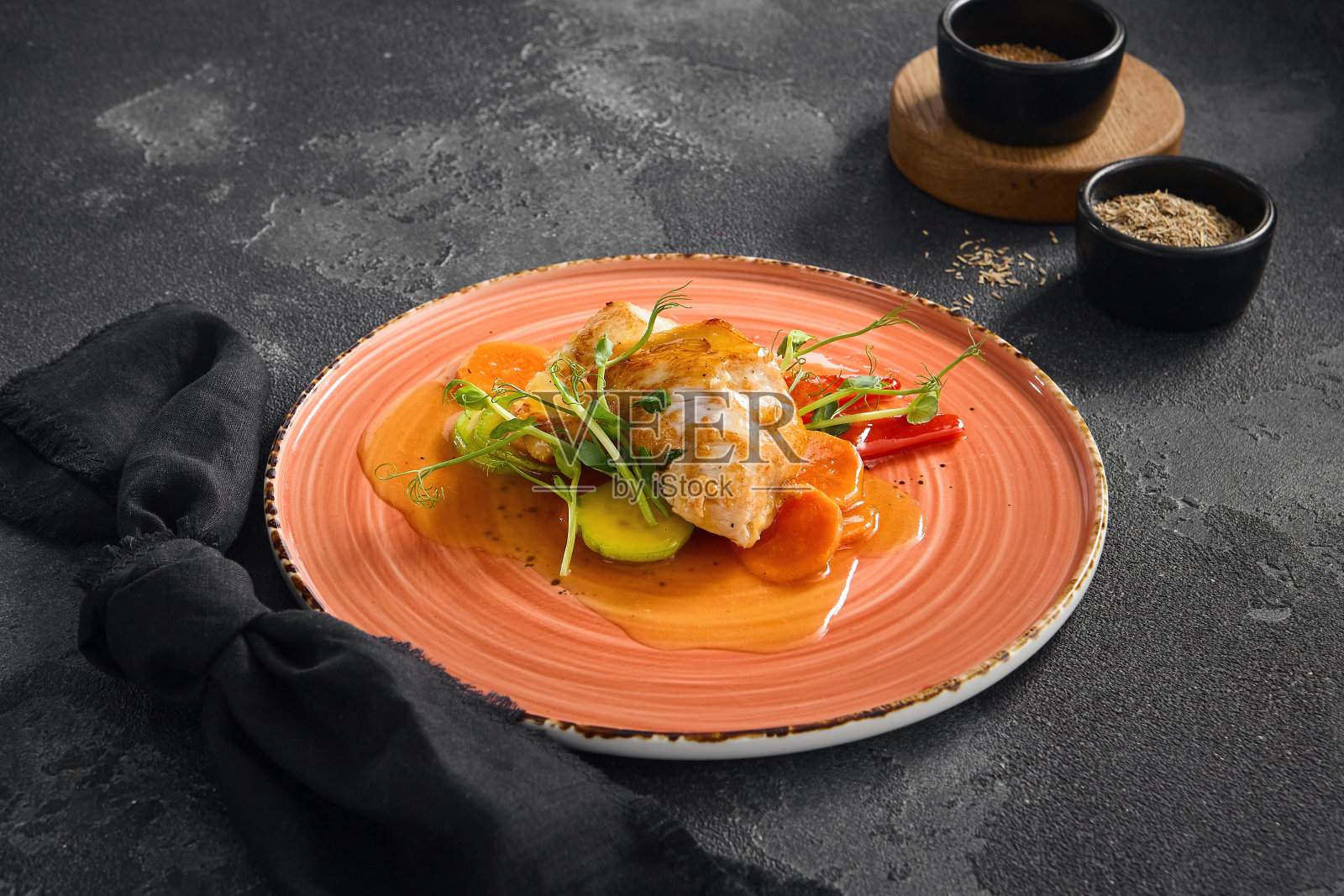 多汁的烤火鸡肉片，配以酥脆的蔬菜和浓郁的甜辣酱，精美地镀在珊瑚盘上照片摄影图片