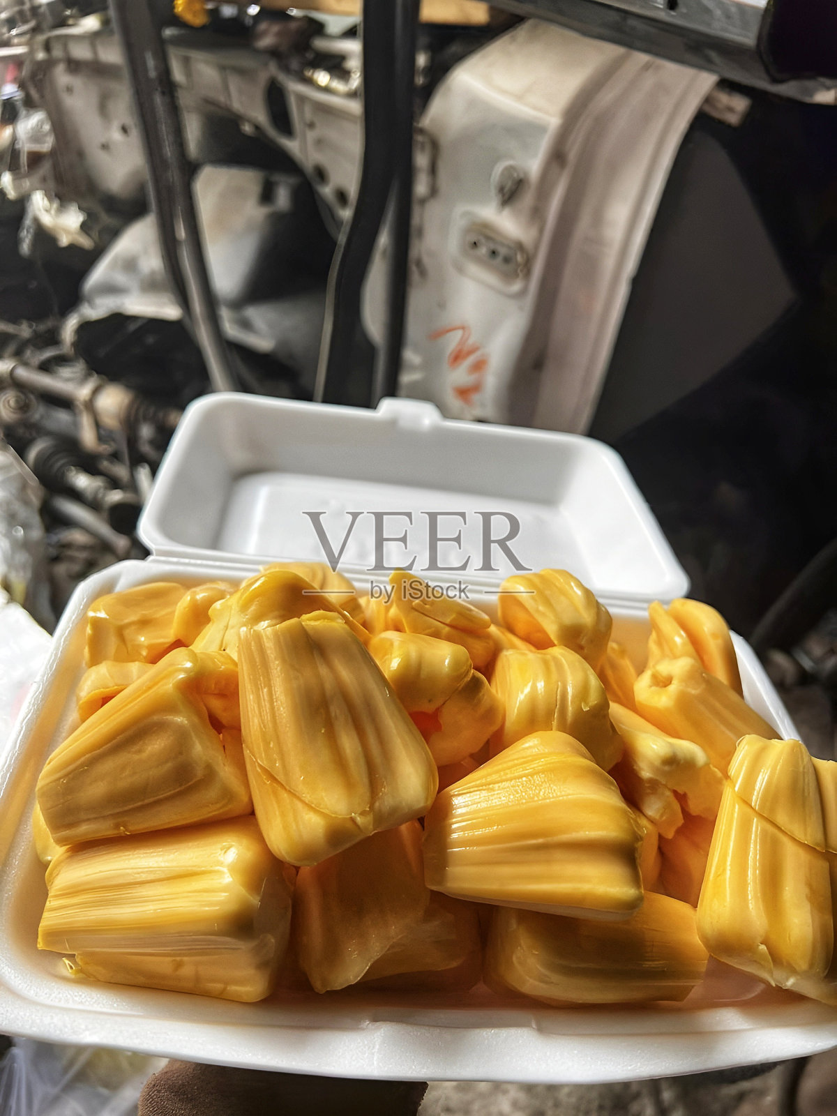 手边几乎有一盘食物。新鲜的成熟的黄色菠萝蜜。照片摄影图片