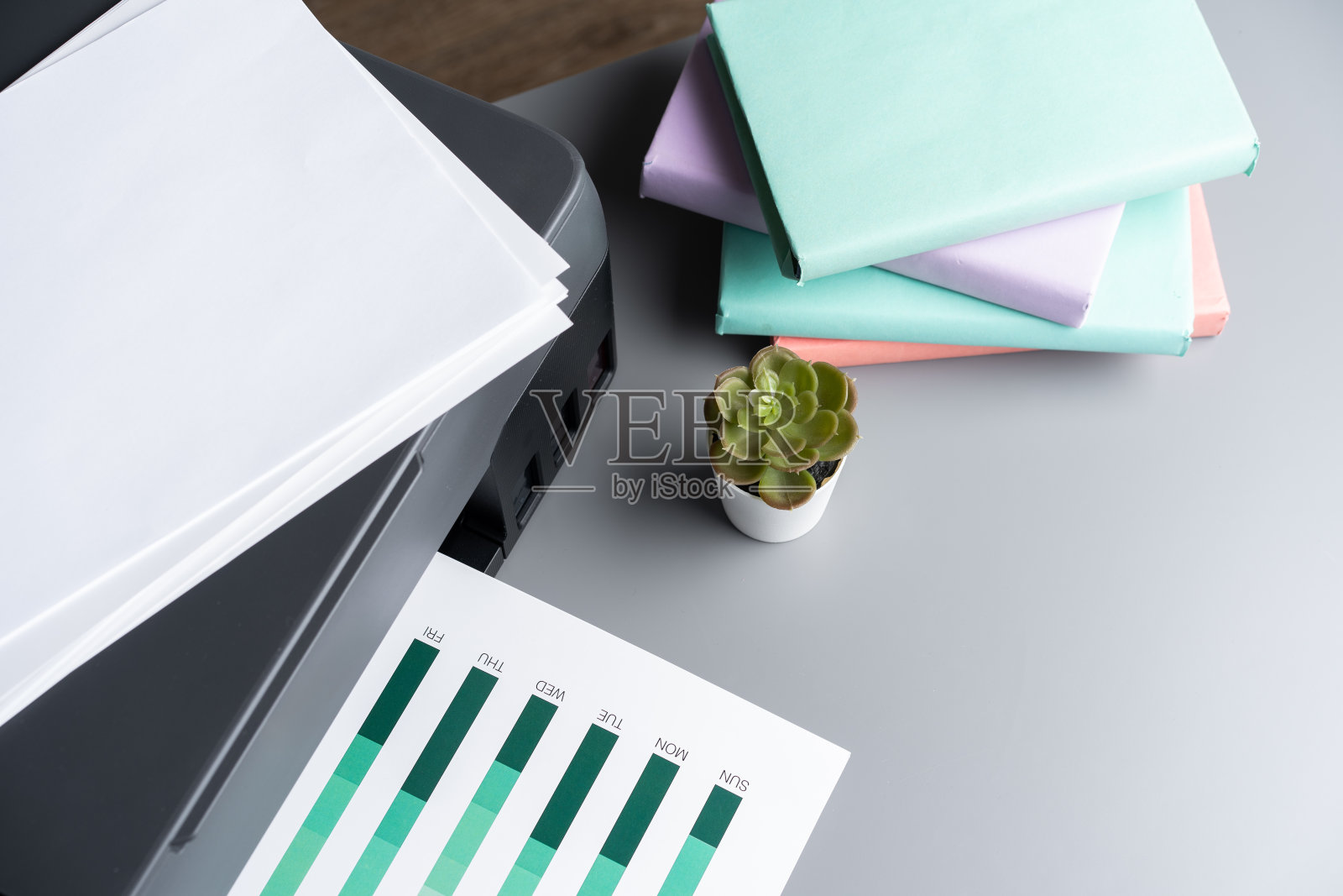 办公室里现代打印机的近景照片摄影图片