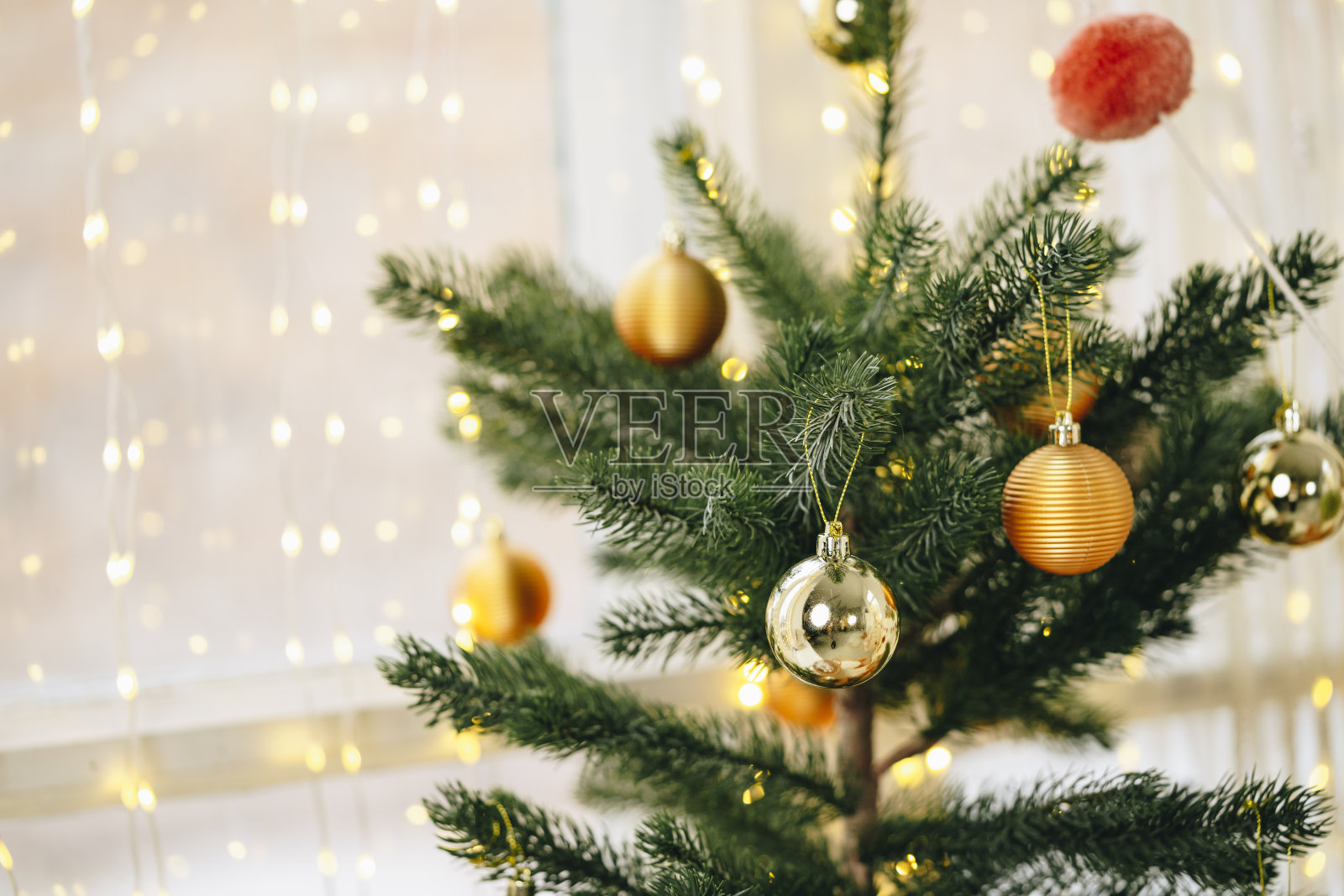 美丽的圣诞树与金球装饰近距离照片摄影图片