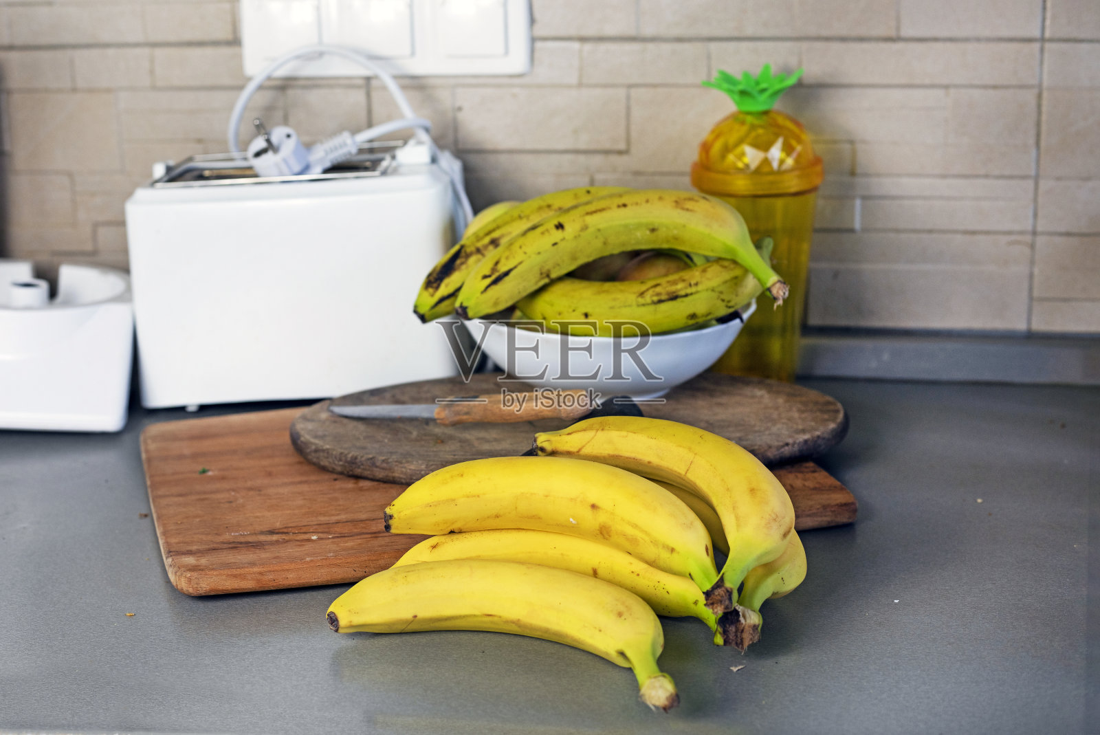 厨房的台面上有一串熟了的黄香蕉照片摄影图片