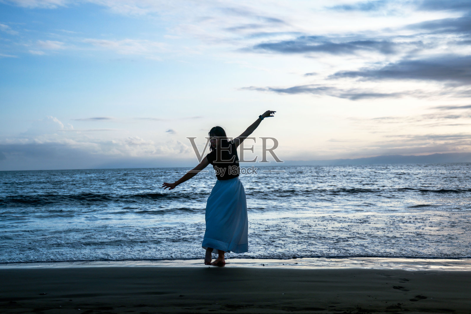 美丽的女士在海滩边跳舞照片摄影图片
