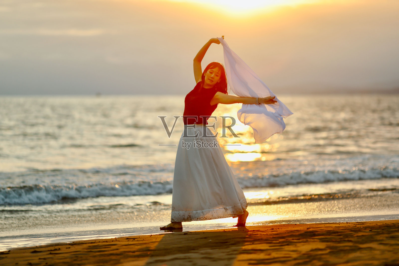 美丽的女士在海滩边跳舞照片摄影图片
