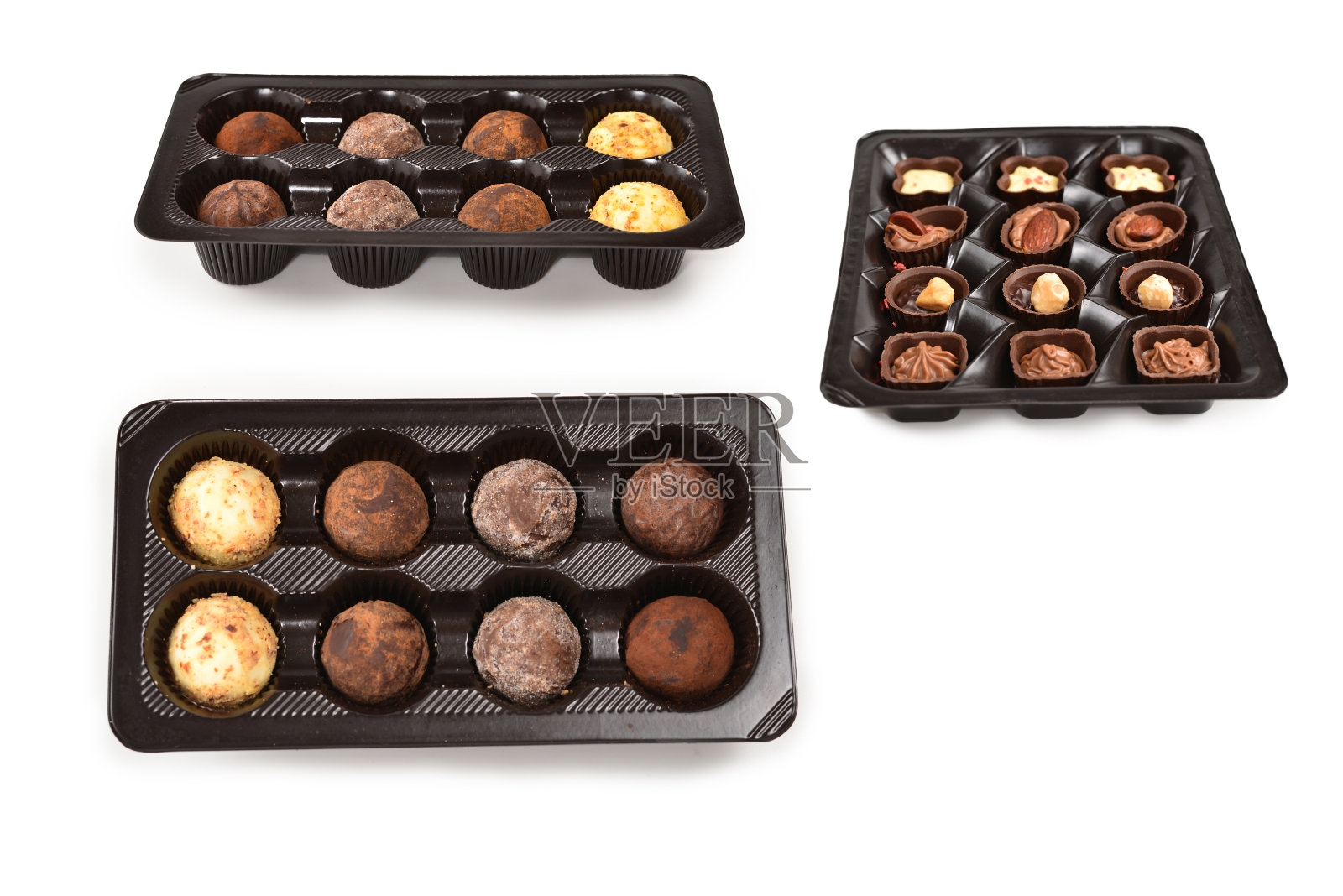 巧克力糖果收集在塑料盒里。照片摄影图片