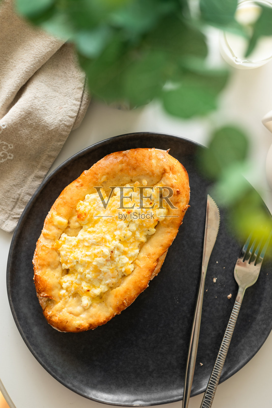 格鲁吉亚传统美食。敞开的马苏里拉奶酪派。Ajara khachapuri照片摄影图片