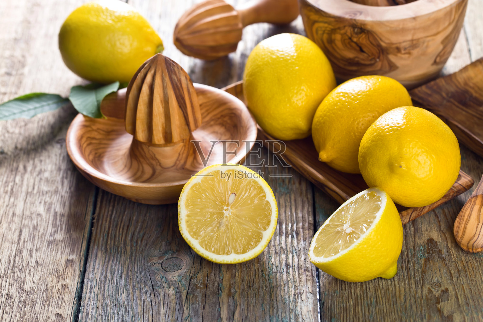 柠檬和挤压器。照片摄影图片