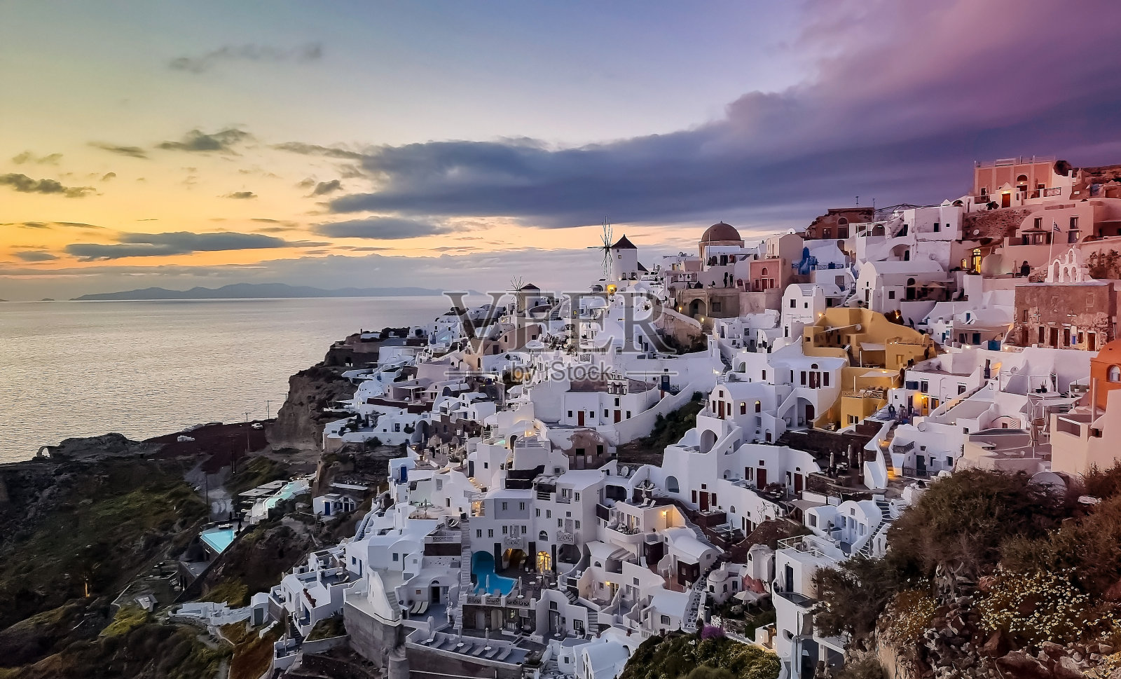 希腊圣托里尼岛伊亚镇著名的日落天空景观照片摄影图片