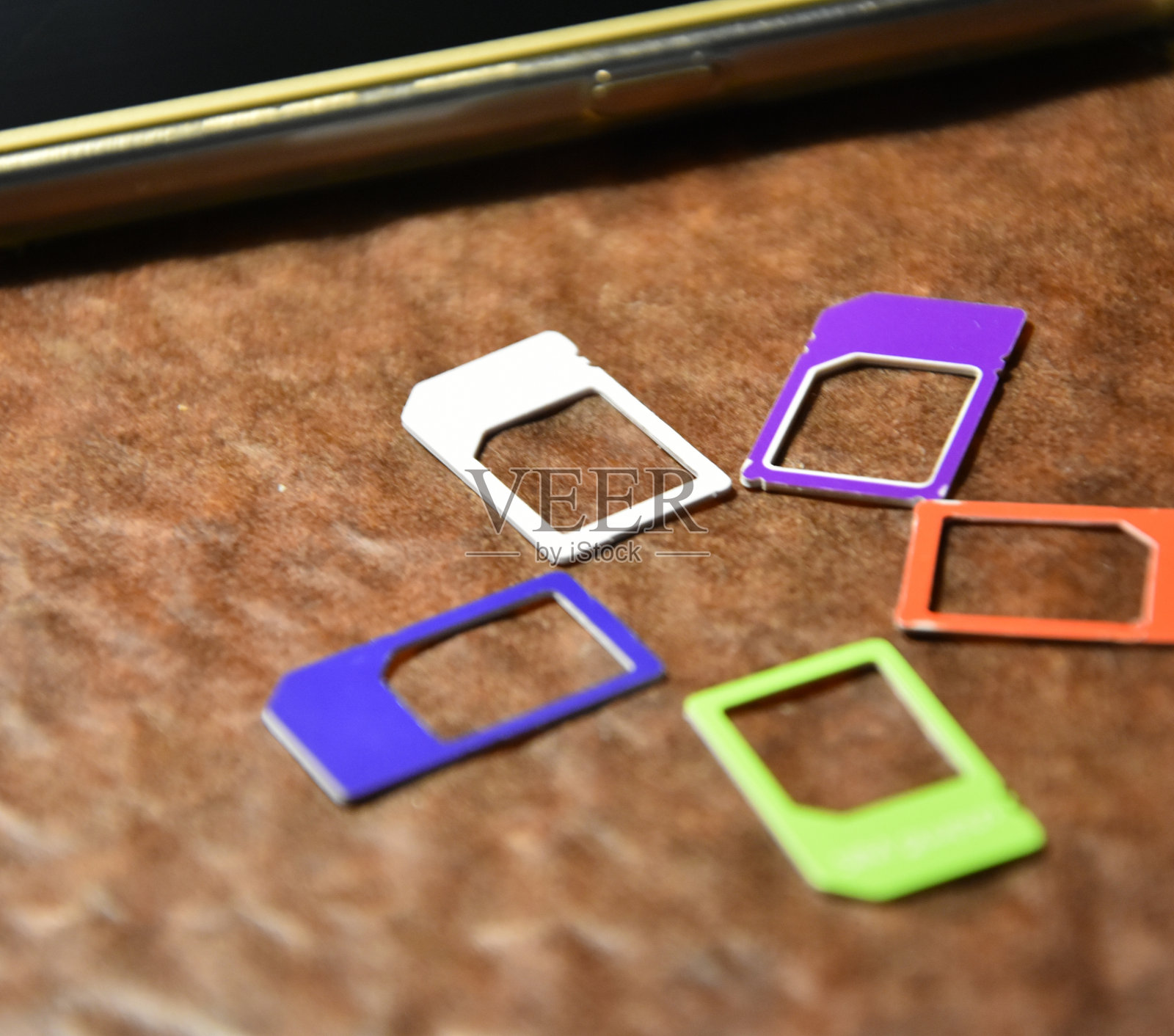 多色SIM卡槽躺在桌子上照片摄影图片