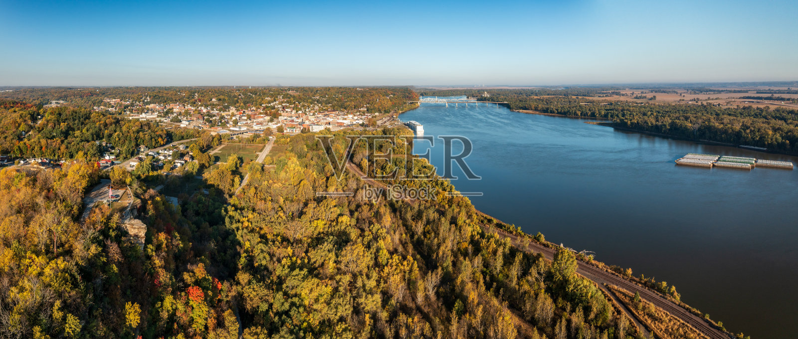 从恋人飞跃俯瞰密苏里州汉尼拔的城镇景观照片摄影图片