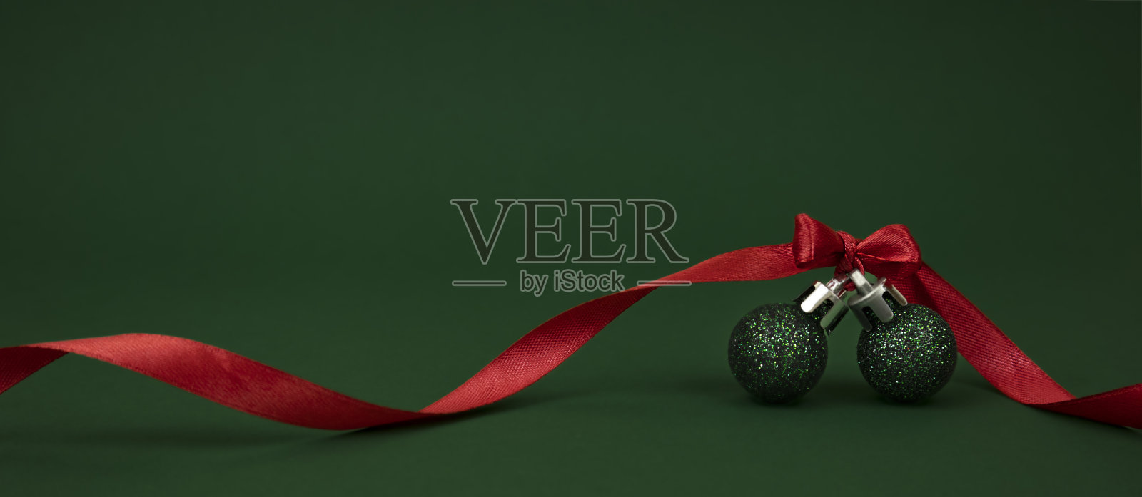 绿色背景上的小绿色圣诞球茎，复制空间照片摄影图片