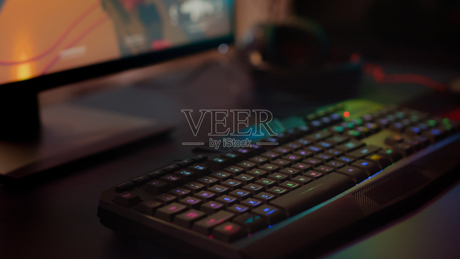 近距离的专业键盘与RGB照明照片摄影图片