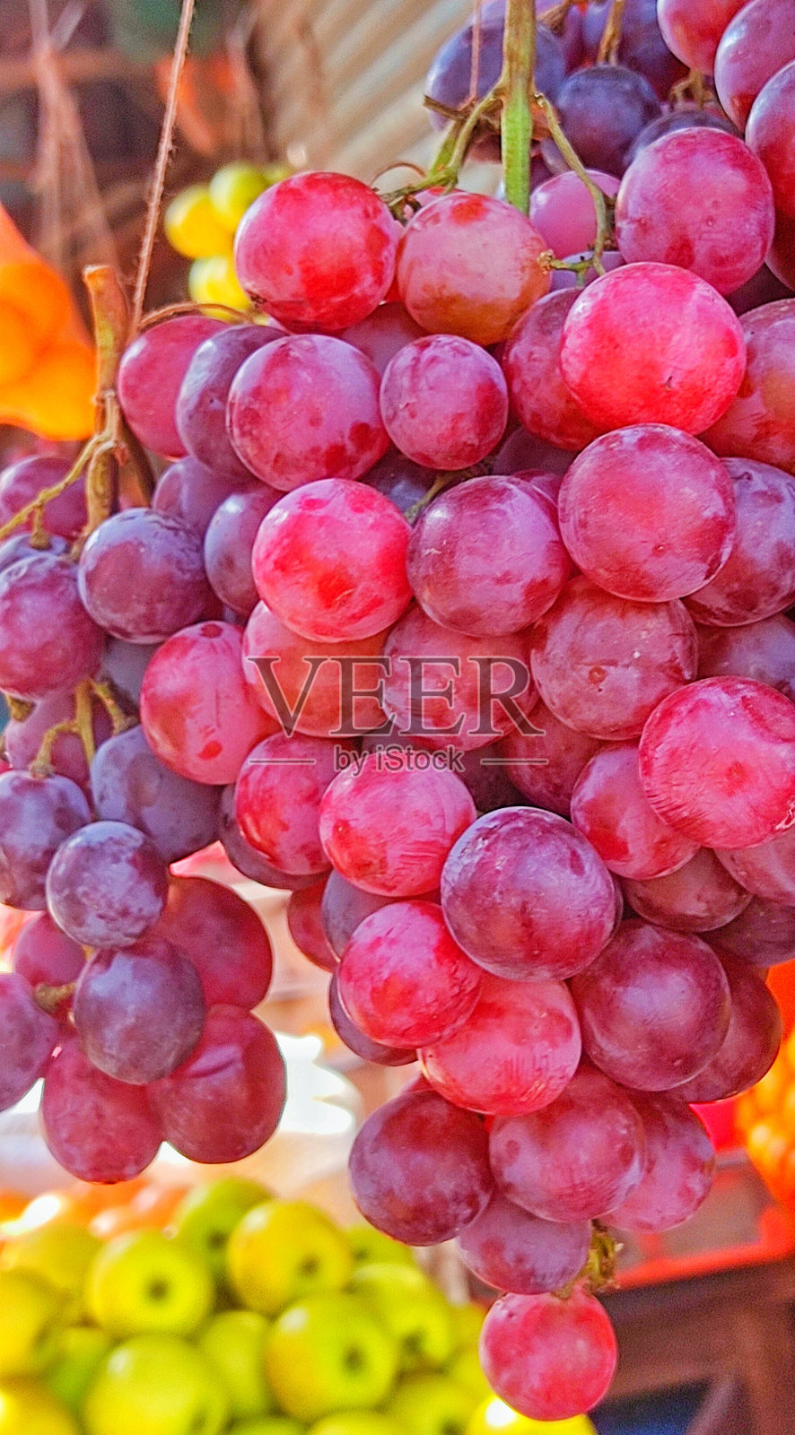 新鲜的红苹果和葡萄是一种健康的粮食作物照片摄影图片