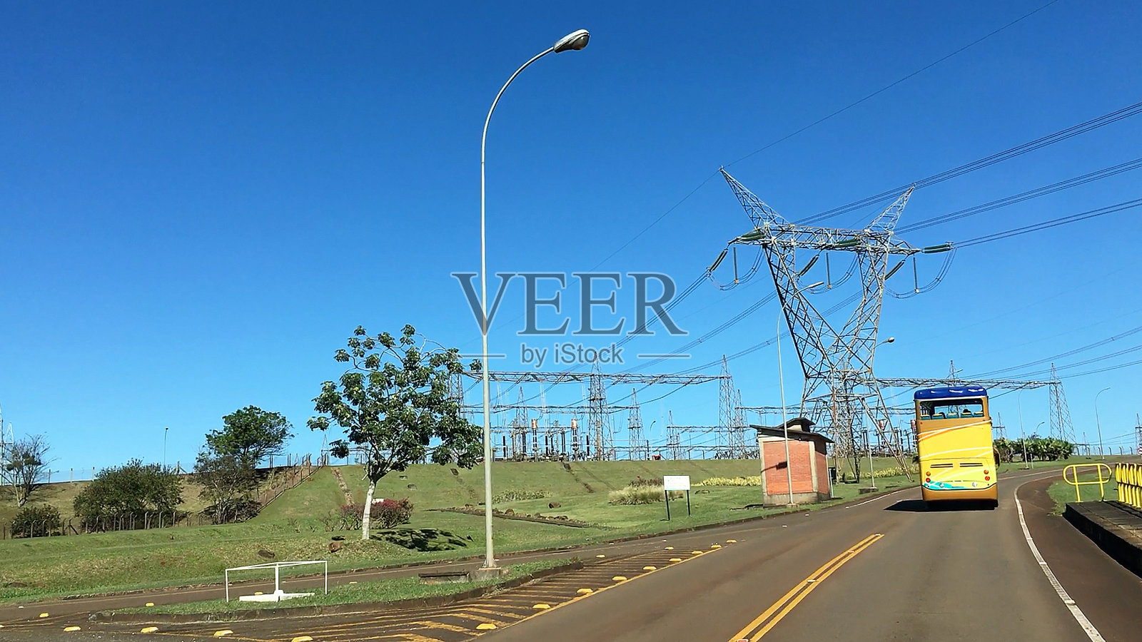 巴西伊泰普水电站输电塔。照片摄影图片