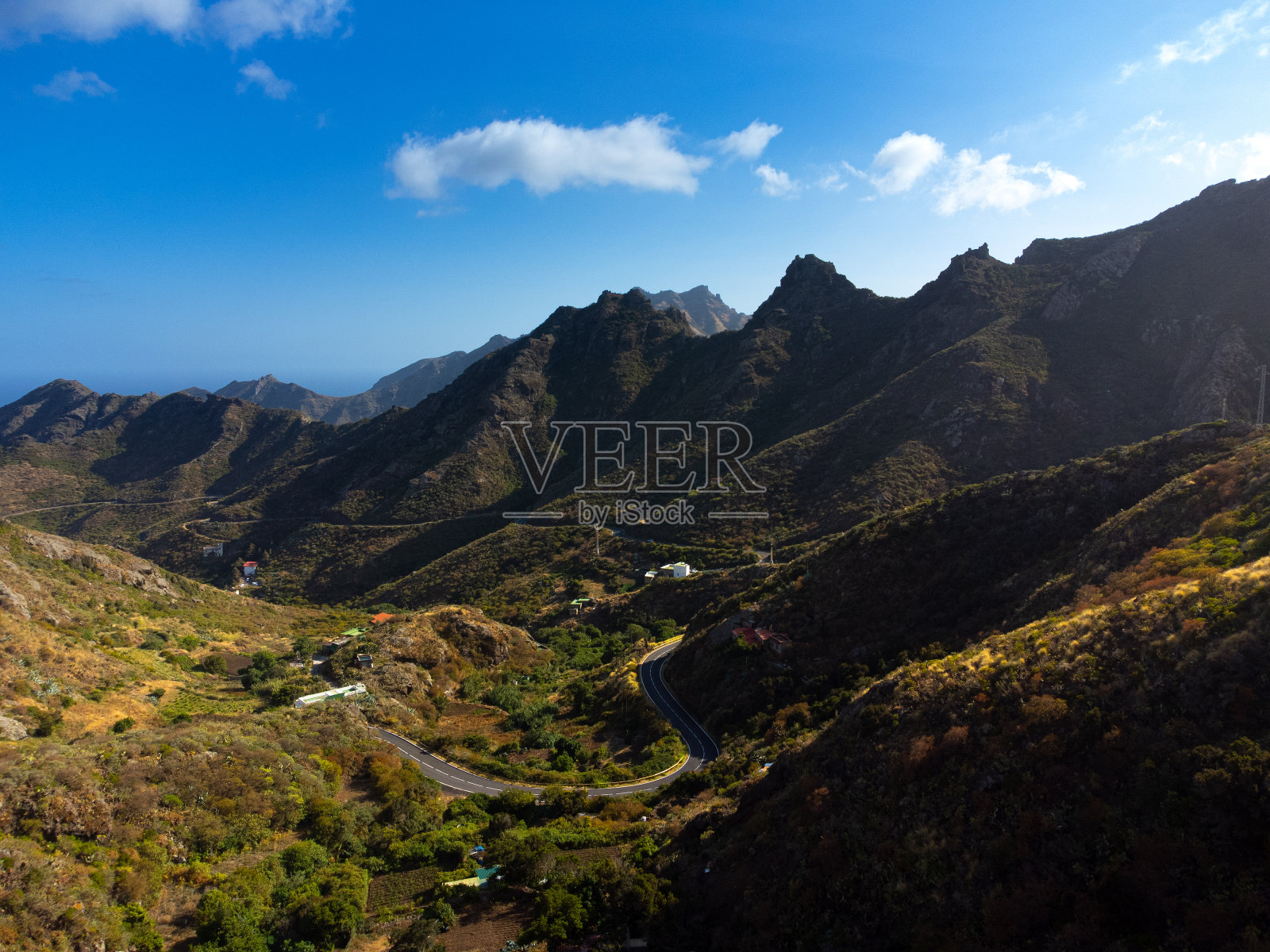 在加那利群岛特内里费岛北部美丽的阿纳加山脉的无人机摄影照片摄影图片