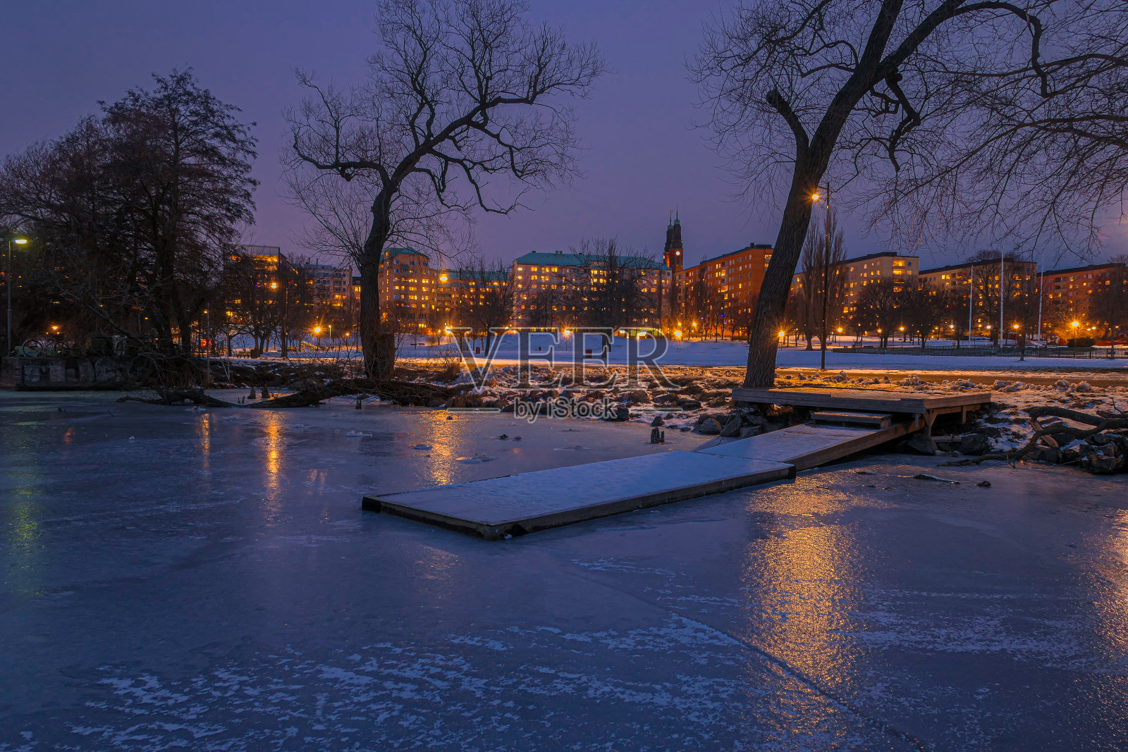 夜晚，冰封的湖面映衬着天空的美景照片摄影图片