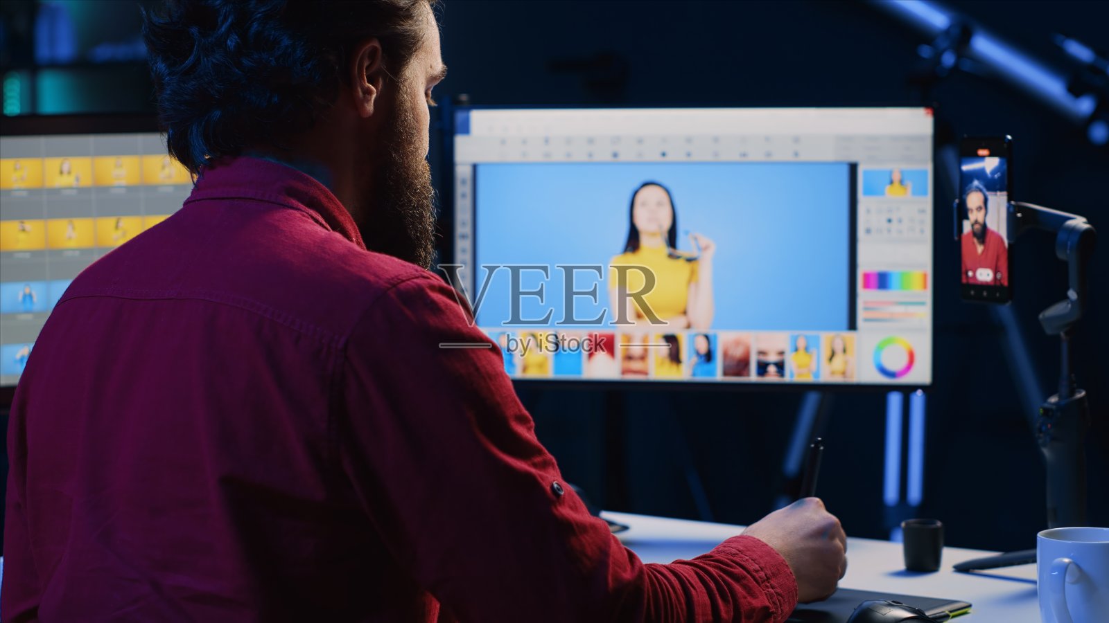 摄影师使用智能手机自拍相机拍摄内容，讨论图像修图软件照片摄影图片