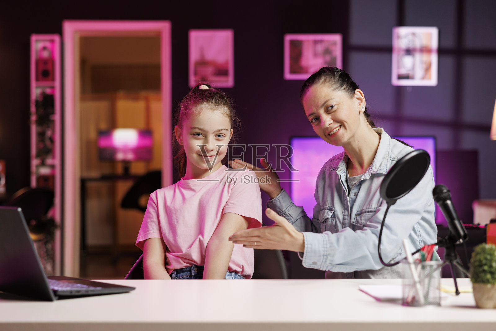 骄傲的母亲展示她可爱的孩子，拍摄视频博客让订阅者更多地了解她照片摄影图片