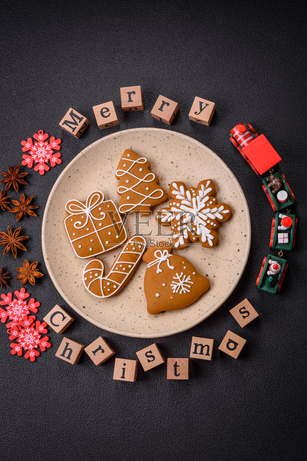 美丽的圣诞构图与复制空间与木块铭文照片摄影图片