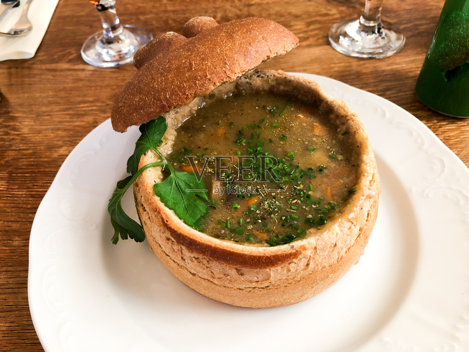 面包配蔬菜汤照片摄影图片