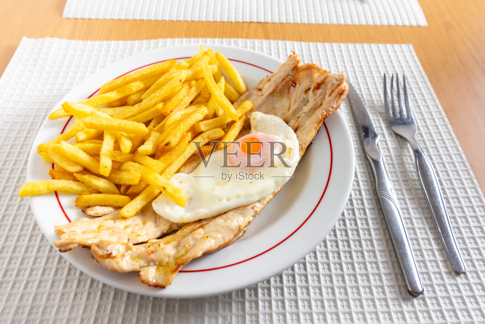 火鸡，一个煎蛋和薯条。照片摄影图片