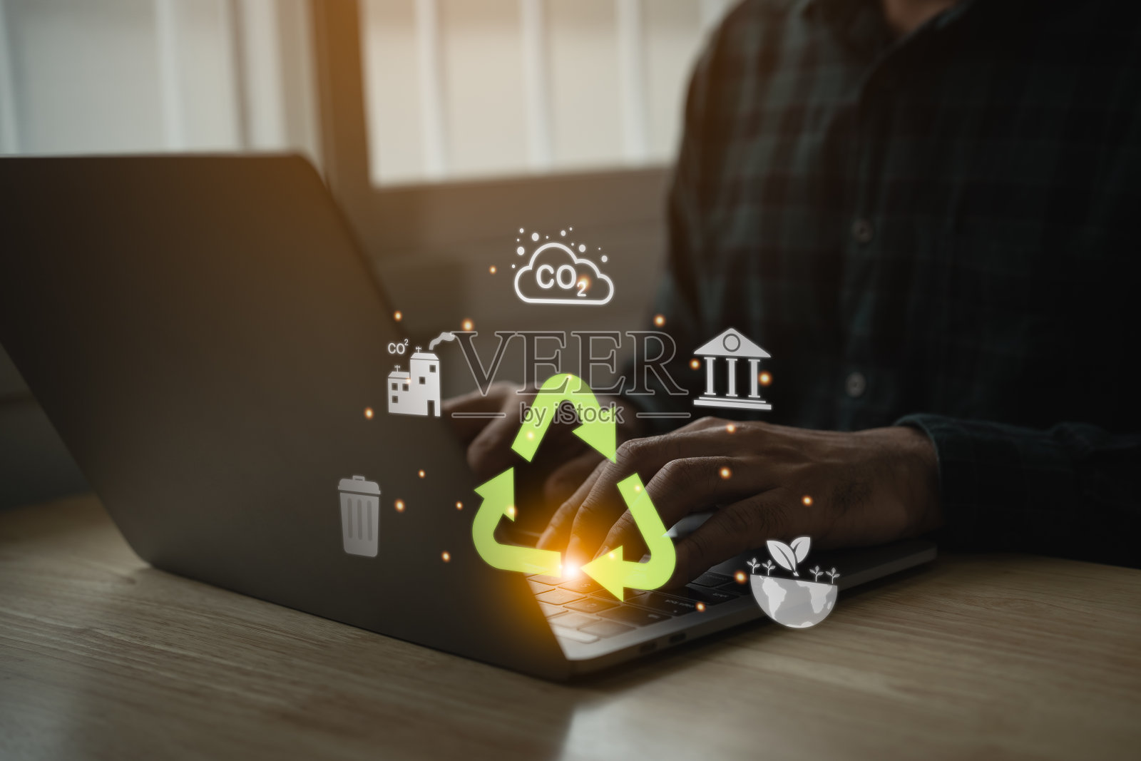 人用笔记本电脑回收虚拟屏幕符号现代用图标减少二氧化碳排放，全球变暖排放碳足迹气候。环境、社会和治理的概念。以可再生能源为基础的绿色企业可以限制。照片摄影图片