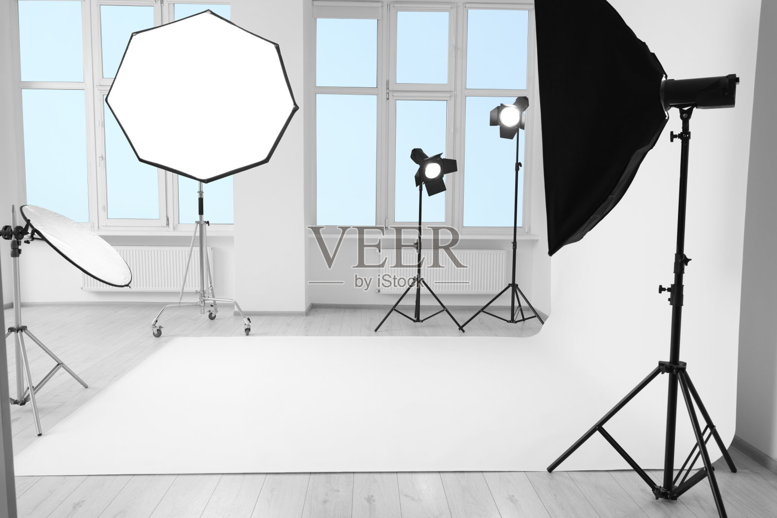 现代照相馆内部，配有专业照明设备照片摄影图片