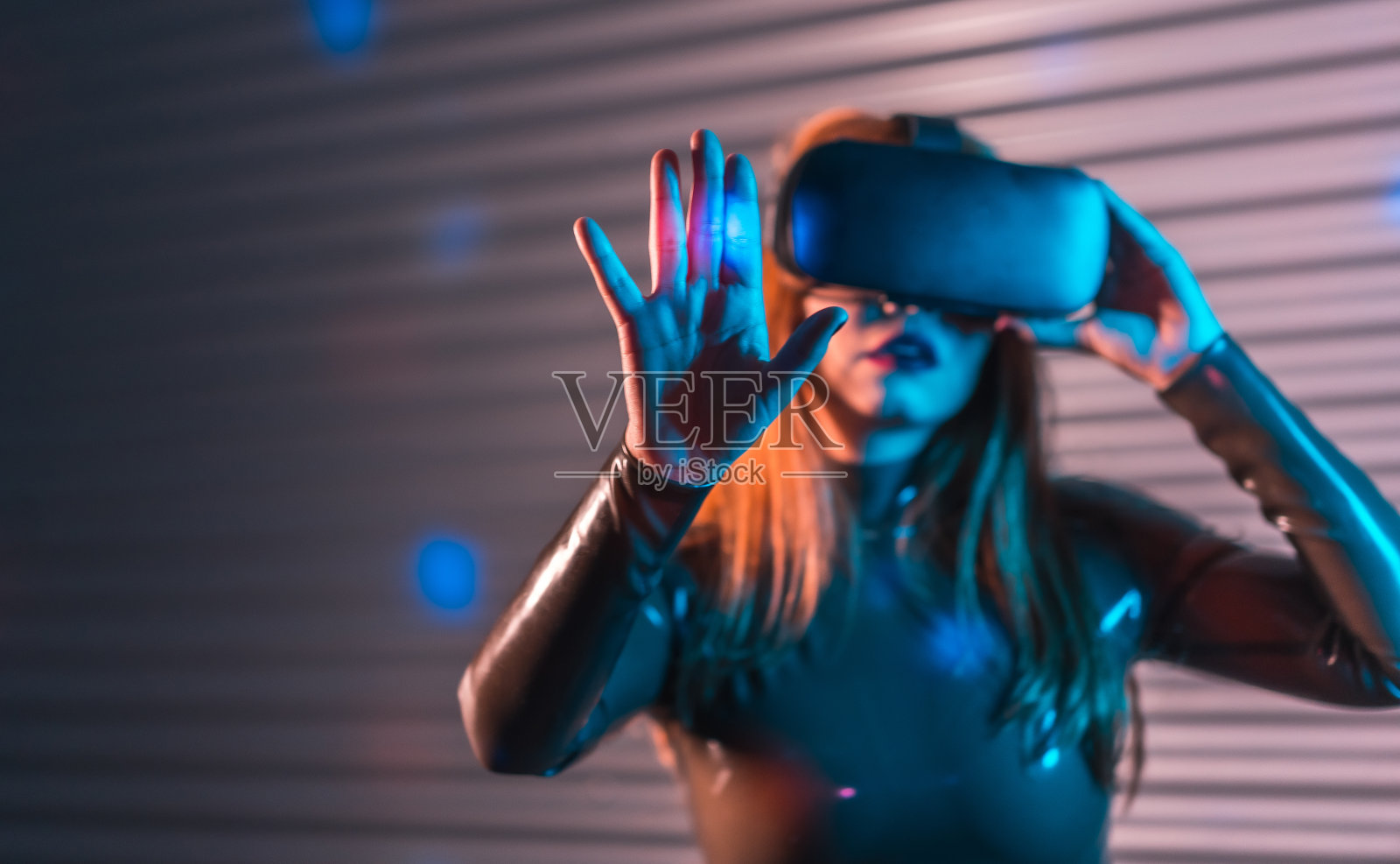 女人用VR眼镜沉浸在虚拟现实中照片摄影图片