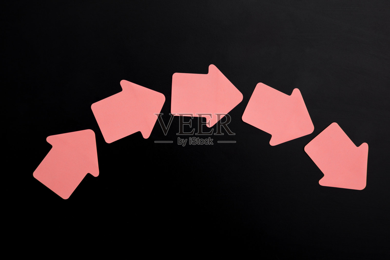 曲线箭头指向下方，五个纸箭头指向下方照片摄影图片