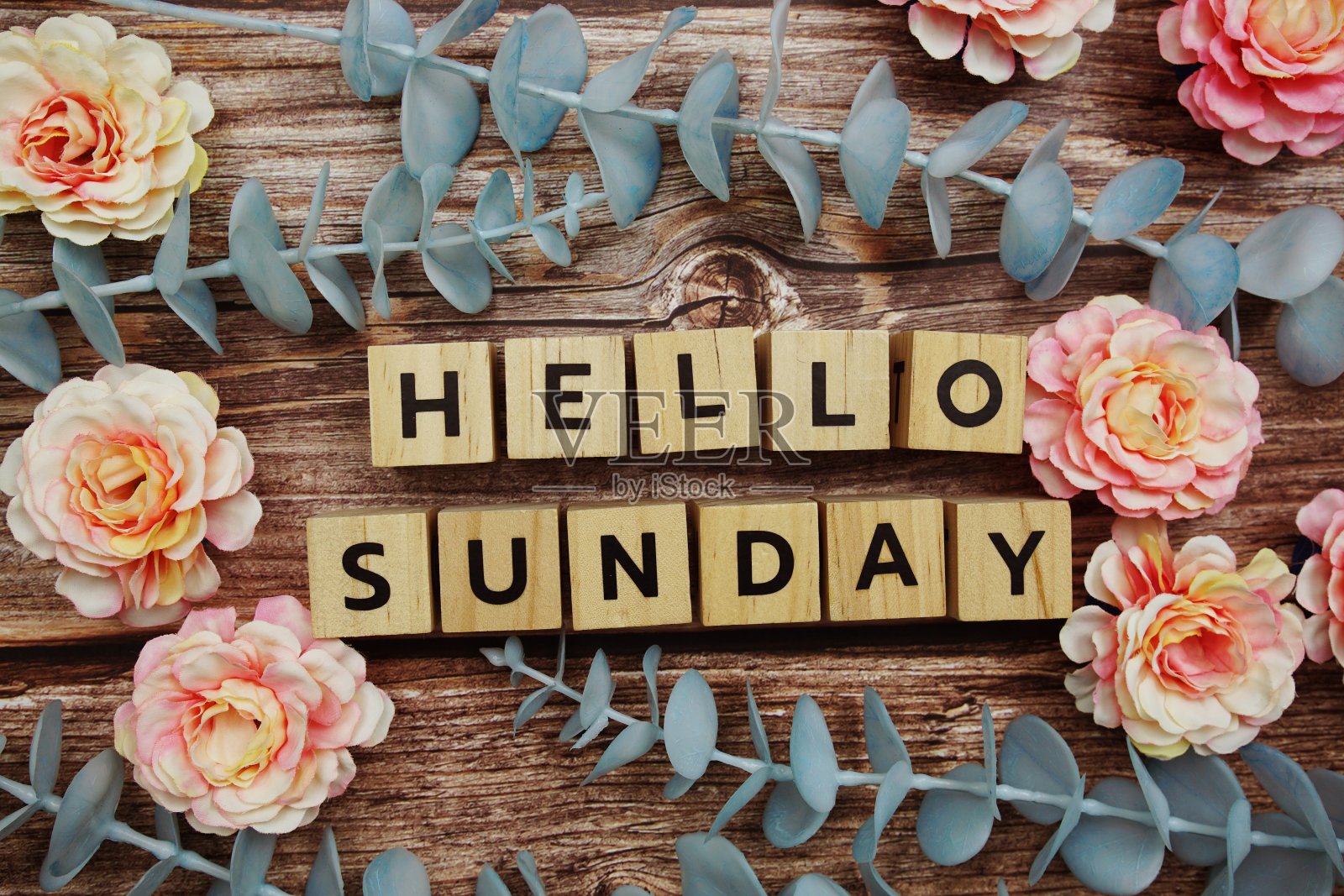 你好星期天字母和花装饰木制背景照片摄影图片