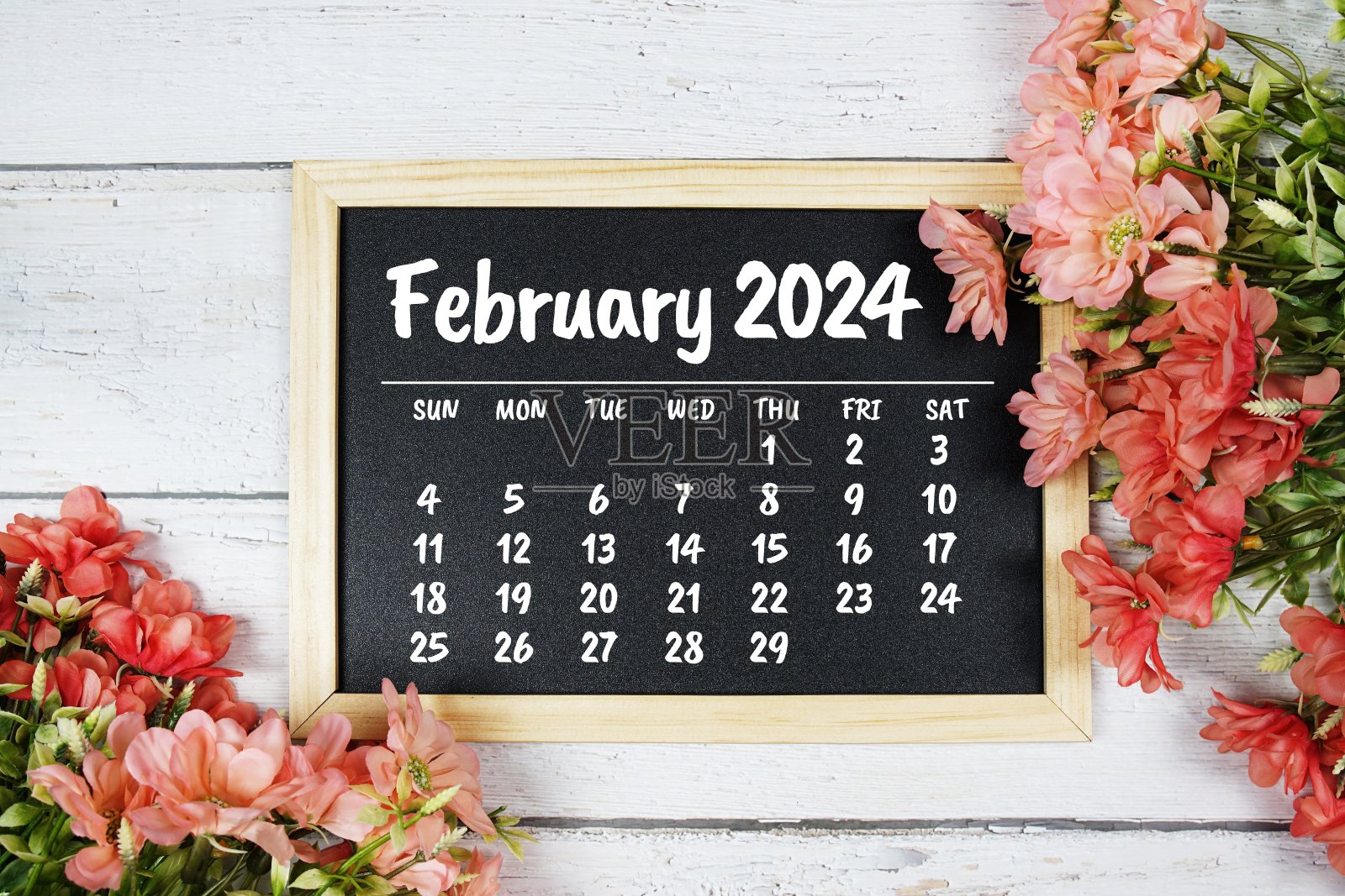 2024年2月月历，木质背景上装饰花束照片摄影图片
