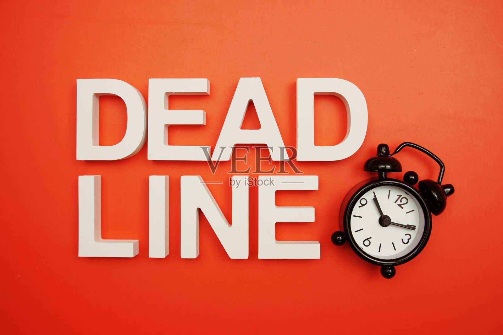 红色背景上的截止日期字母照片摄影图片