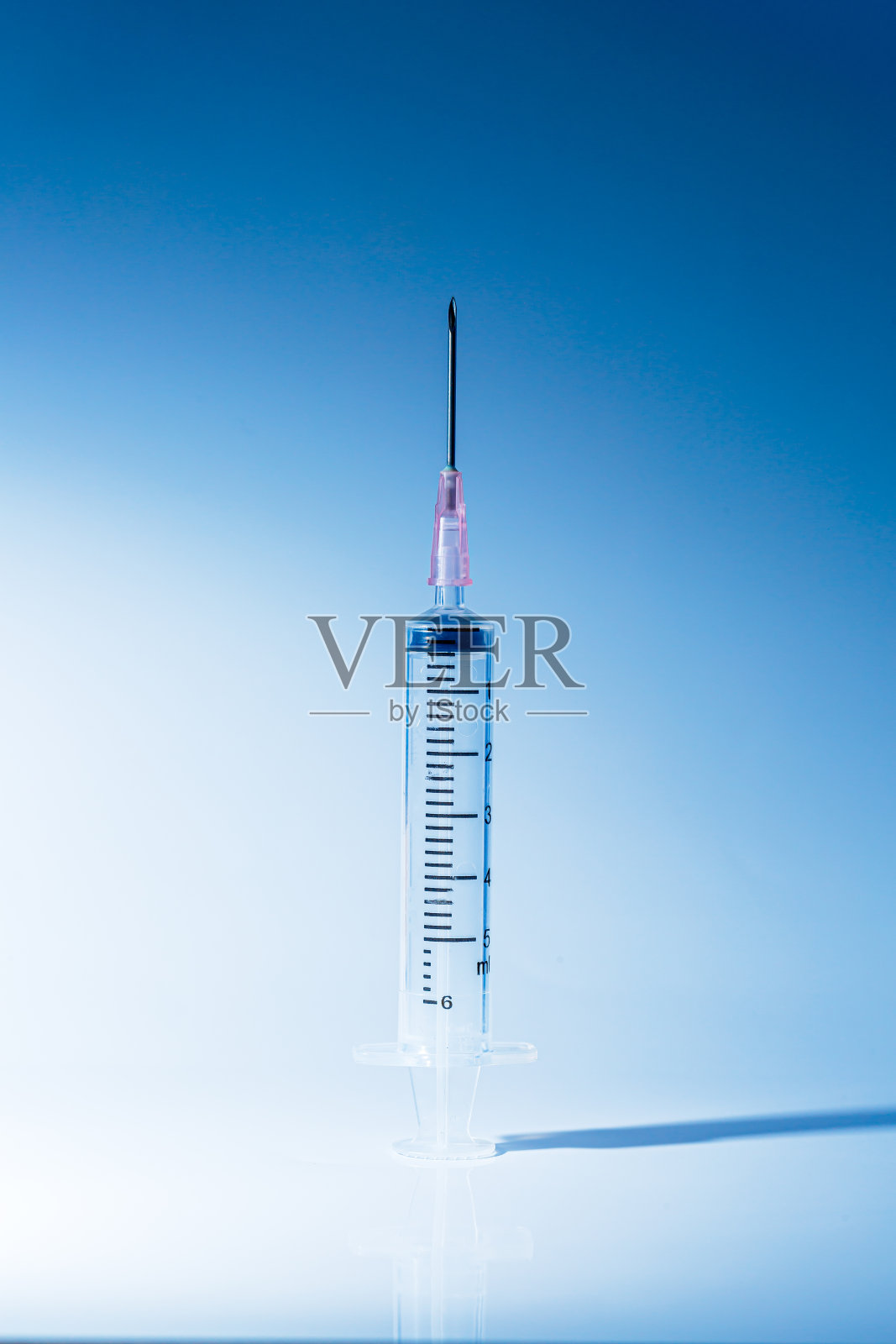 宏注射器，5ml注射器和针头隔离在白色背景上，有详细的剪切路径，注射器的特写。关注数字照片摄影图片