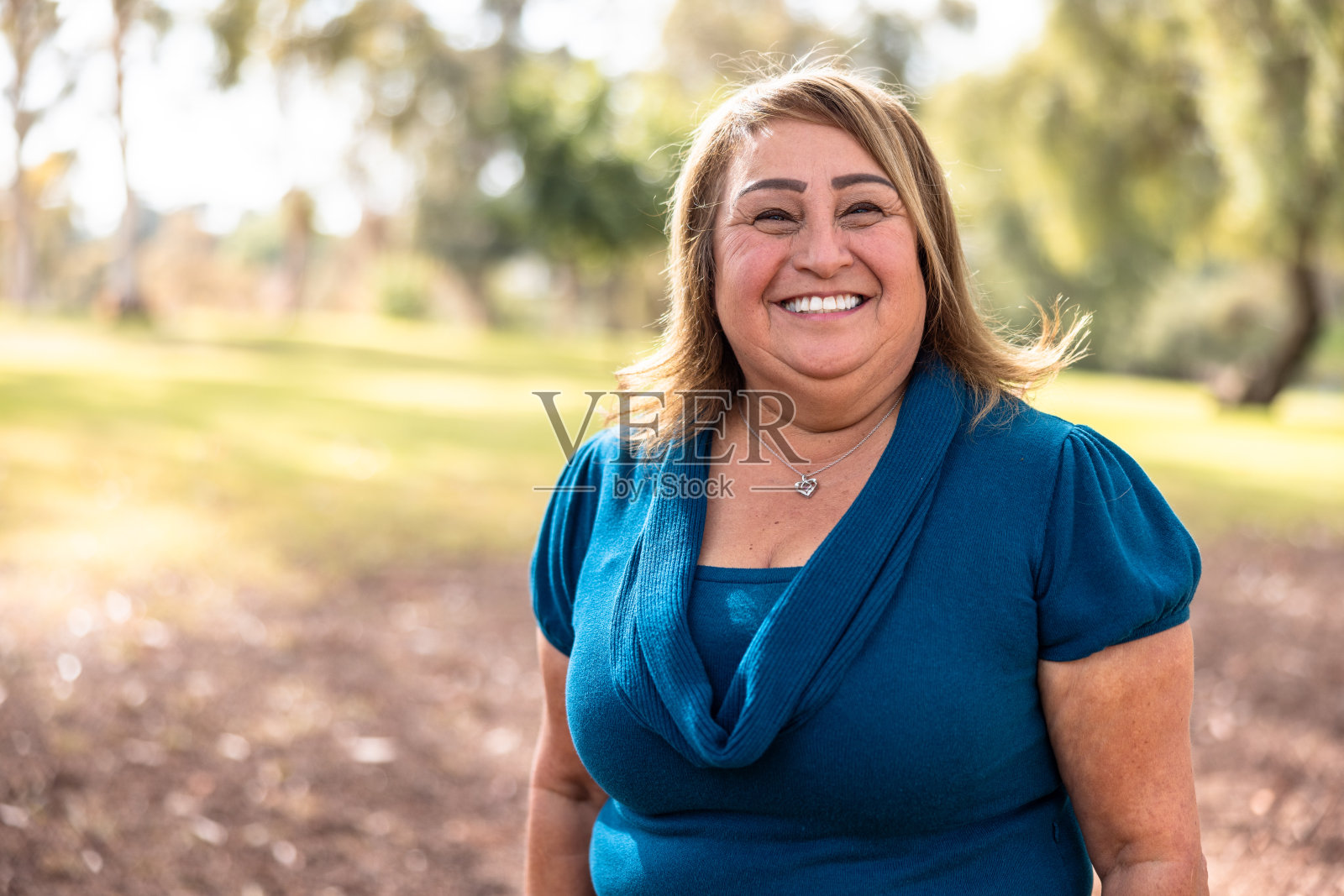 一个微笑的拉丁裔老年妇女的肖像照片摄影图片