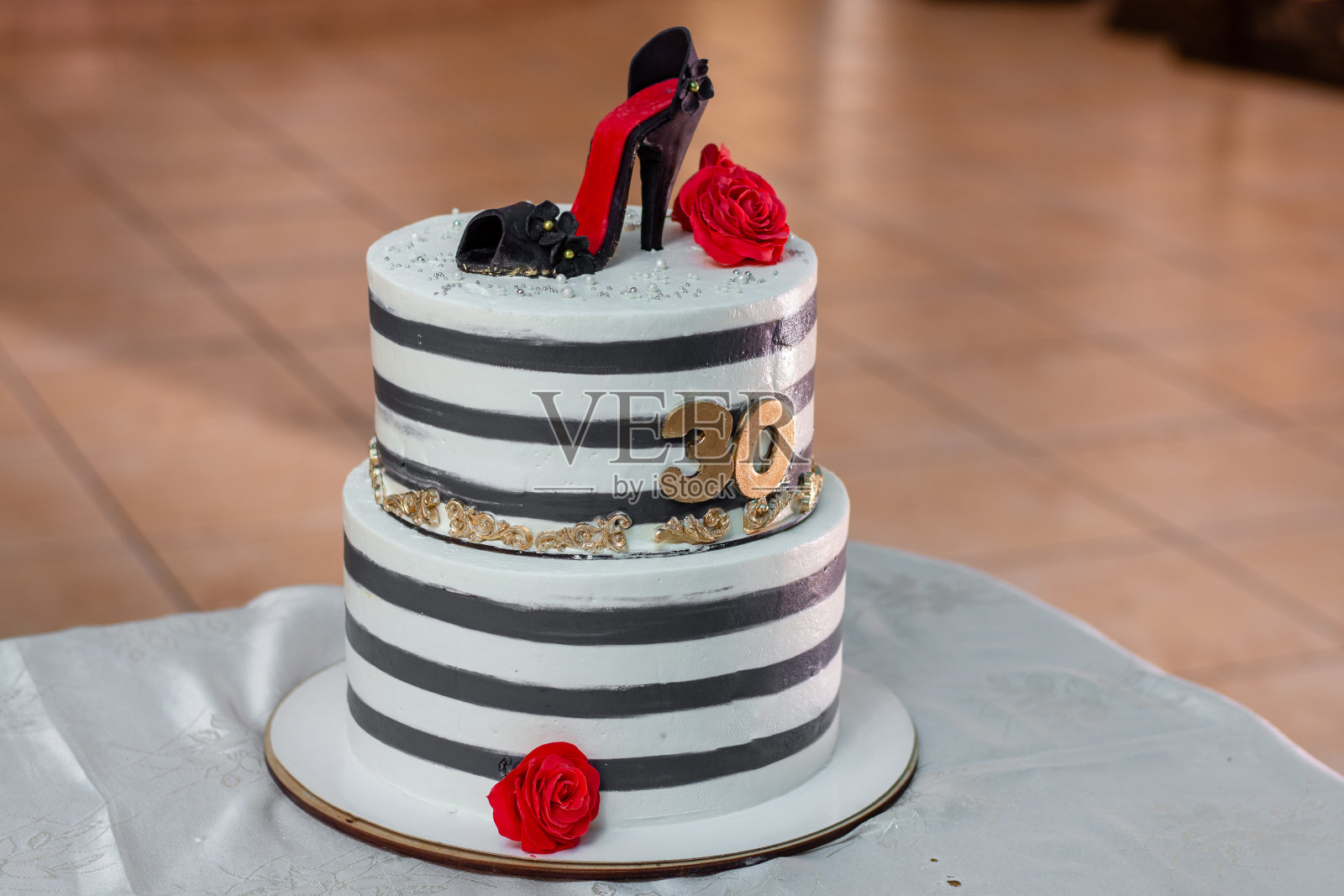 一个30年不变的漂亮蛋糕照片摄影图片