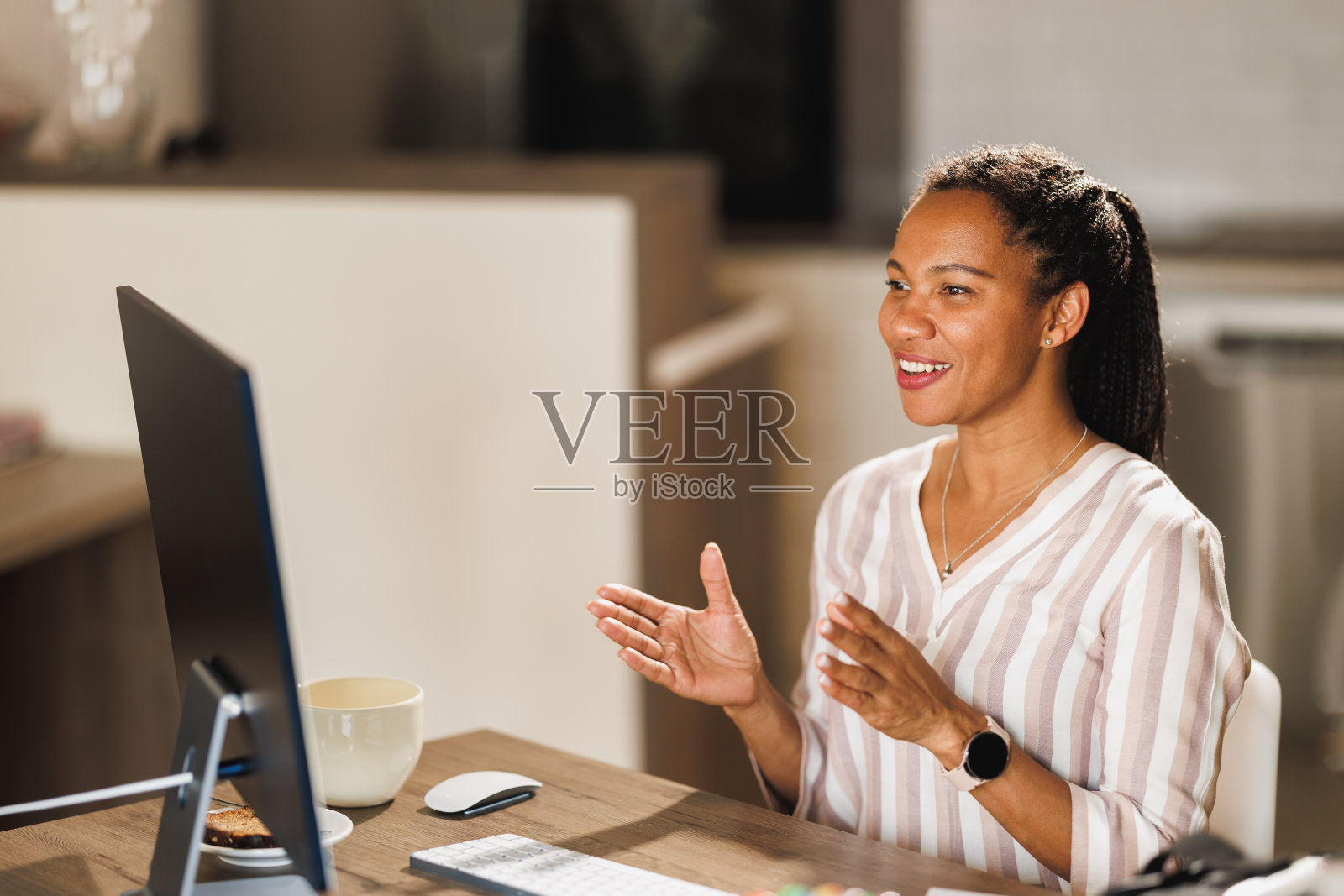 黑人妇女在线会议从家庭办公室照片摄影图片