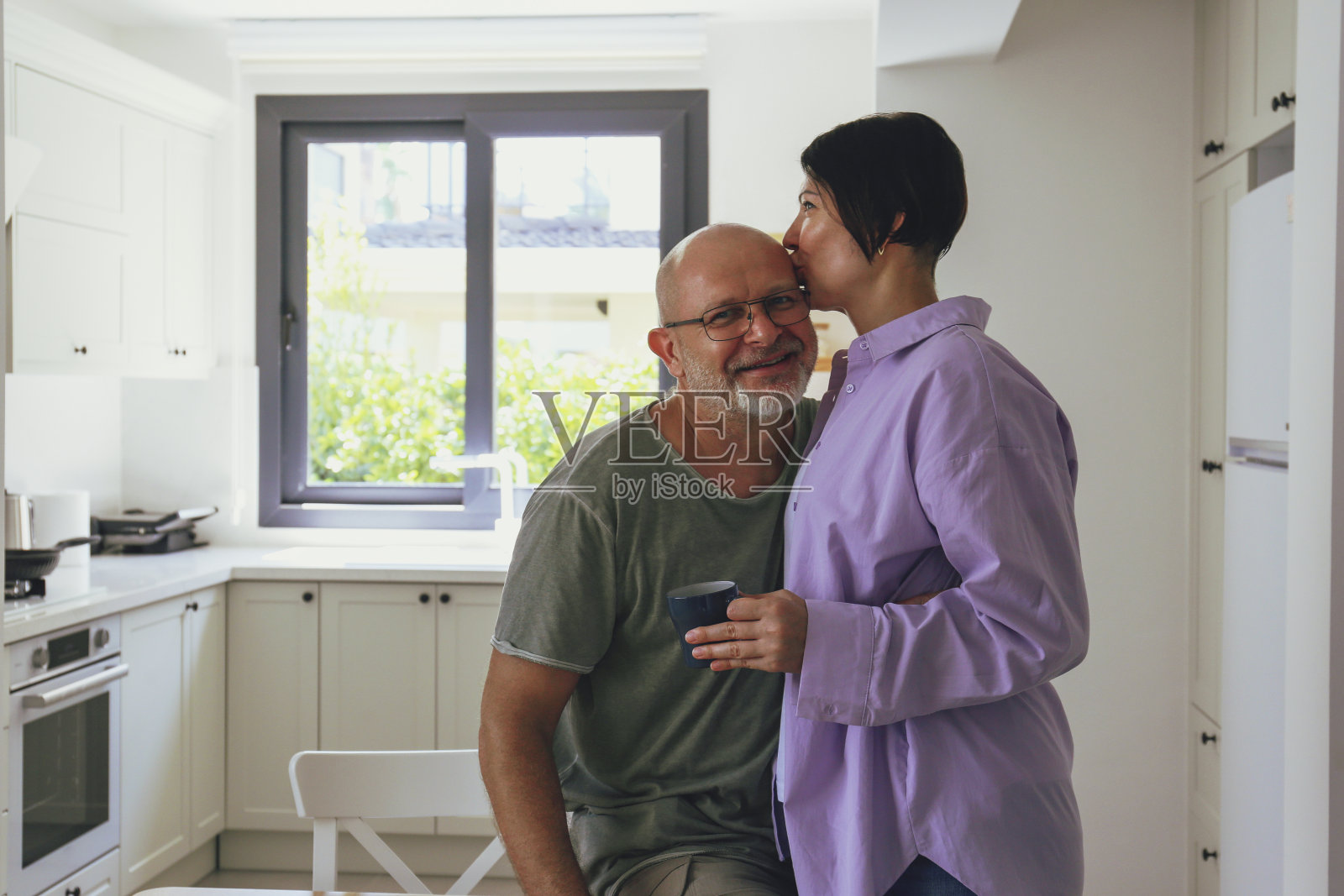 一对恩爱的成年夫妇。照片摄影图片